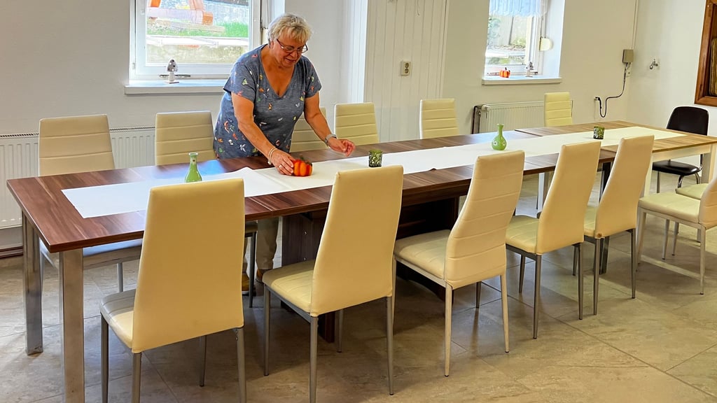 Richarda Papendieck vom Landfrauenverein Opperode stellt Herbstdeko auf einen der Tische im frisch renovierten Raum des Vereinshauses. Er hat einen neuen Fußboden und einen frischen Anstrich bekommen.