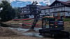 Die Alte Elbe wird, wie in jedem Jahr, von einem Bagger wieder befahrbar gemacht. Jedes Jahr ist die Versandung ein Problem für Wassersportler in Magdeburg. 