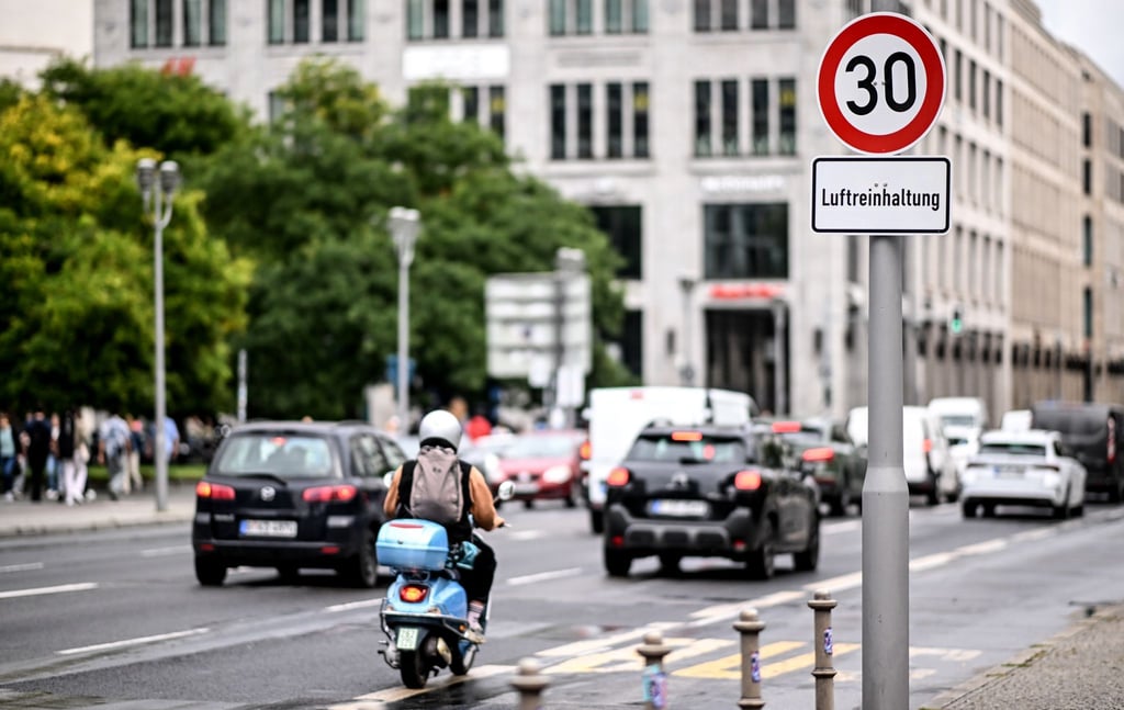An der Leipziger Straße gilt aus Gründen der Luftreinhaltung Tempo 30.