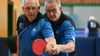 Tischtennis-Training mit Parkinson-Patienten: Sven Hinrichs (r) vom Verein PingPongParkinson in Warsingsfehn.