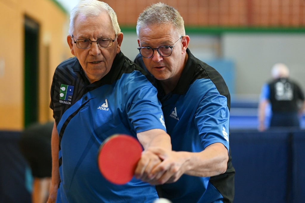 Tischtennis-Training mit Parkinson-Patienten: Sven Hinrichs (r) vom Verein PingPongParkinson in Warsingsfehn.