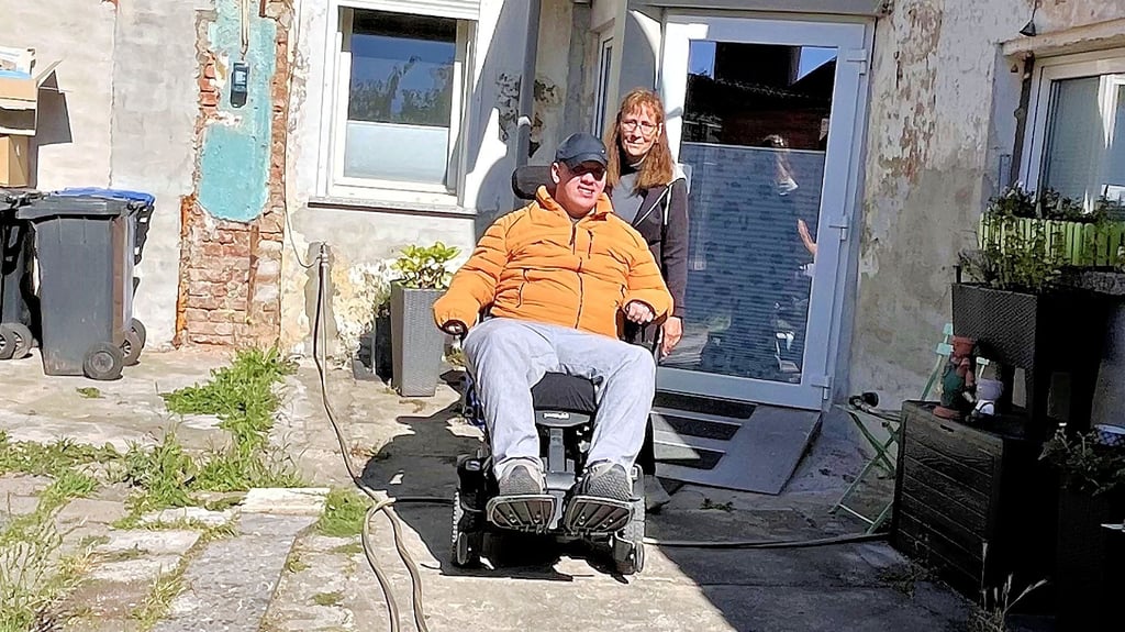 Annette Brisch mit ihrem Sohn Eric auf dem Innenhof ihres Hauses – ein Areal, das sie sehr gern umgestalten würde.