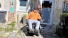 Annette Brisch mit ihrem Sohn Eric auf dem Innenhof  ihres Hauses in Tangermünde – ein Areal, das sie sehr gern umgestalten würde.