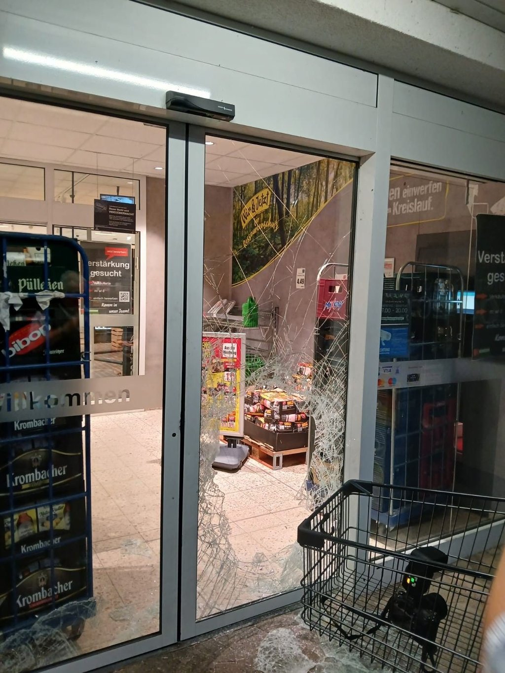 Mit einem Gullideckel haben Einbrecher in der vergangenen Woche die Eingagstür des „Nah&Gut“-Supermarktes in Biederitz zerstört.