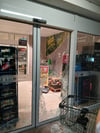 Mit einem Gullideckel haben Einbrecher in der vergangenen Woche die Eingagstür des „Nah&Gut“-Supermarktes in Biederitz zerstört.