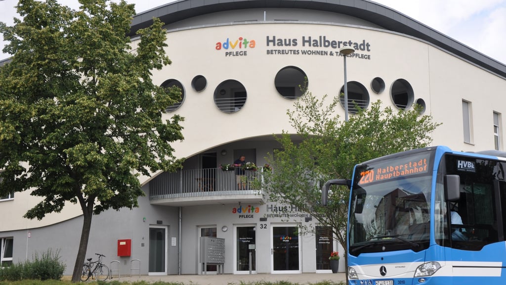 Das advita Haus. Die zentrale Lage in Bahnhofsnähe ermöglicht es den Bewohnern, aktiv am gesellschaftlichen Leben teilzunehmen. Sie können ihre Familie und Freunde besuchen, in die Stadt fahren oder alltägliche Erledigungen machen.