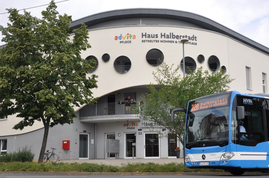 Das advita Haus. Die zentrale Lage in Bahnhofsnähe ermöglicht es den Bewohnern, aktiv am gesellschaftlichen Leben teilzunehmen. Sie können ihre Familie und Freunde besuchen, in die Stadt fahren oder alltägliche Erledigungen machen.