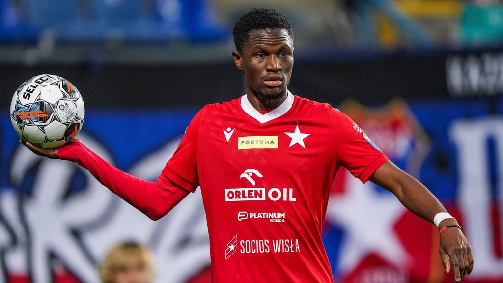 Momo Cissé, hier im Trikot von Krakau, stand bis Januar 2024 beim VfB Stuttgart unter Vertrag und trainiert nun als vereinsloser Spieler beim 1. FC Magdeburg mit.