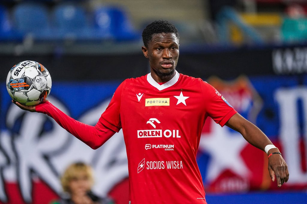 Momo Cissé, hier im Trikot von Krakau, stand bis Januar 2024 beim VfB Stuttgart unter Vertrag und trainiert nun als vereinsloser Spieler beim 1. FC Magdeburg mit.