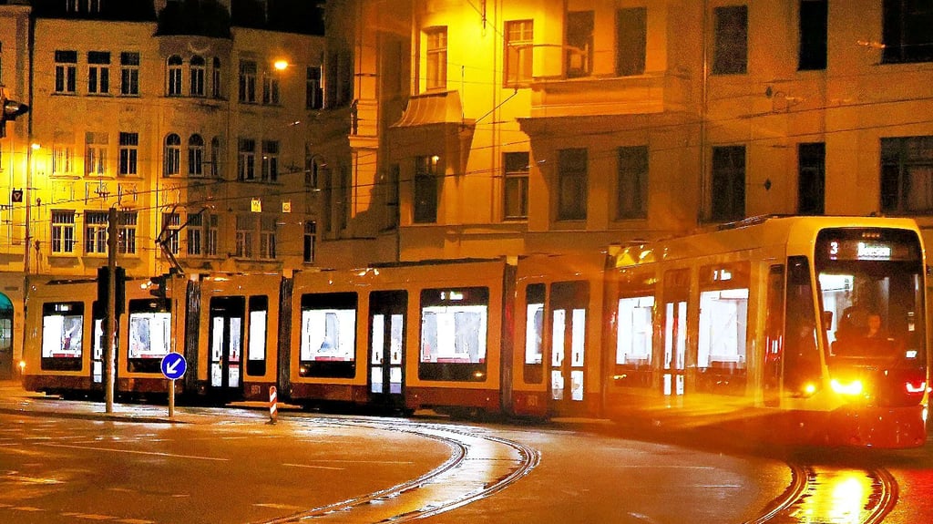 Linksrum in Richtung Steintor: Die neue Tina-Straßenbahn in Halle bei ihrer Jungfernfahrt.