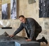 Daniel Priese an einer seiner Skulpturen der Sonderausstellung im Halberstädter Domschatz.