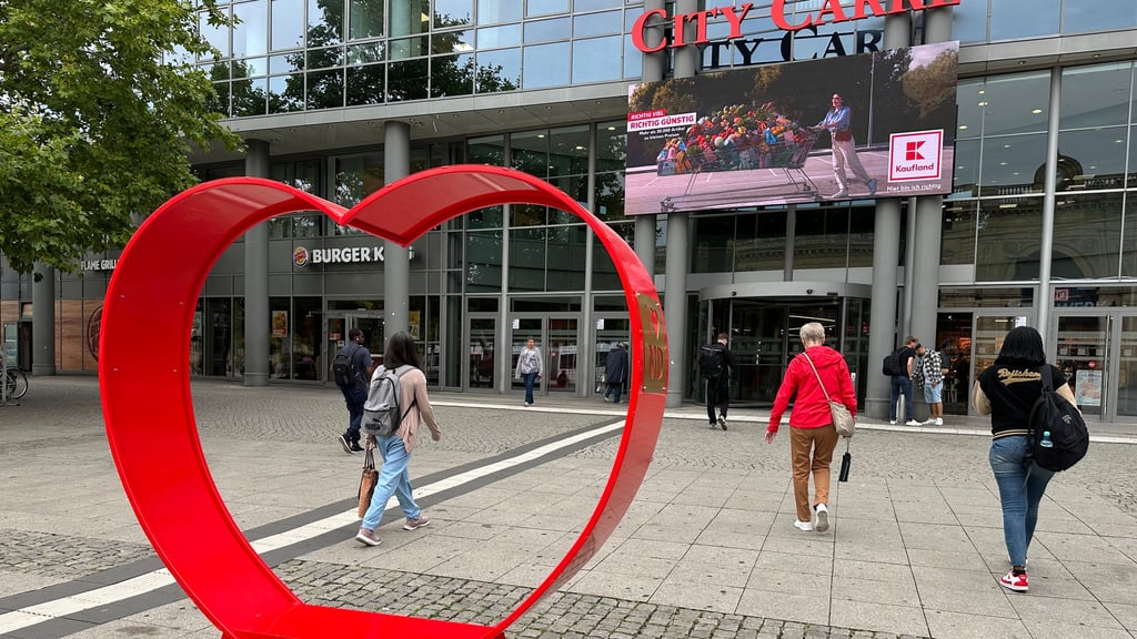Mit ihrer XXL-Herz-Aktion möchte die IG Innenstadt Menschen in die Magdeburger Altstadt locken. Auch kostenfreies Parken, wie es das City Carré samstags anbietet, könnte das Zentrum beleben.