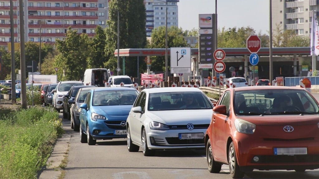 Die Sperrungen am Rennbahnkreuz in Halle betreffen nicht nur den Autoverkehr. Auch bei Bussen und Straßenbahnen kommt es jetzt zu Einschränkungen.