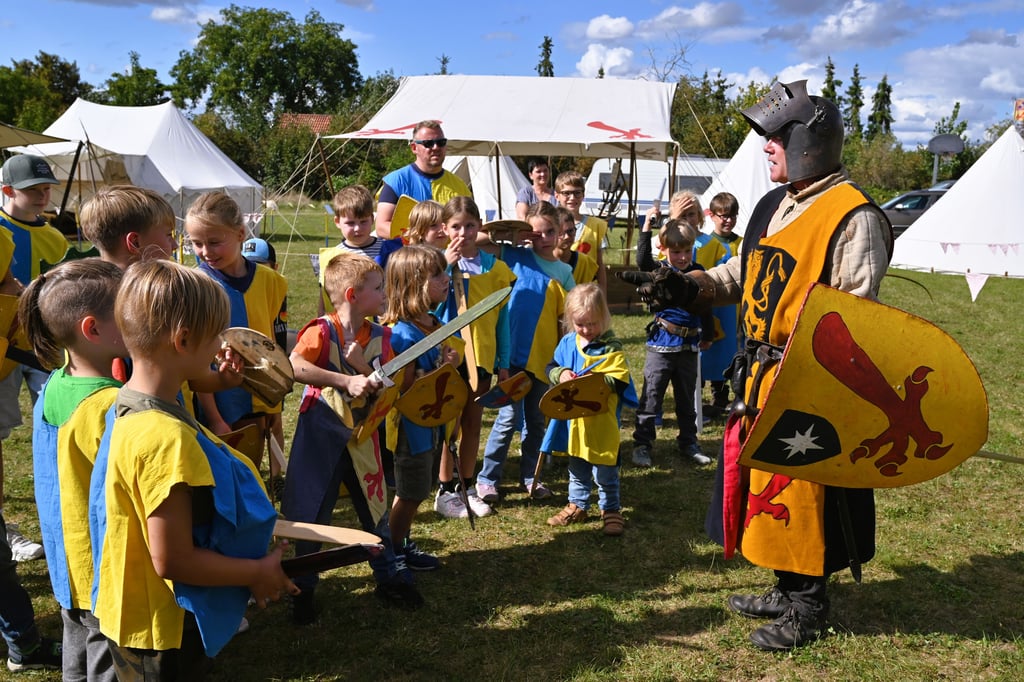 Die Greifenritter haben den jungen Knappen in Blumenberg die Kniffe und Tricks beigebracht, die ein echter Ritter einfach draufhaben muss.