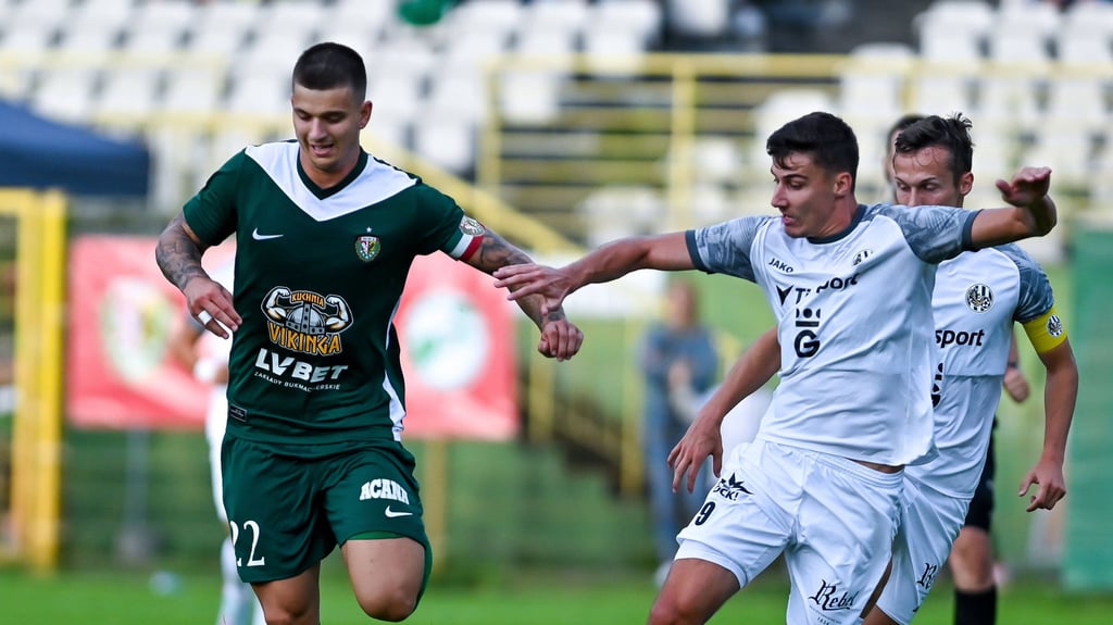 Mateusz Zukowski (l.) wechselt nach seinem Mittelfußbruch zum 1. FC Magdeburg und soll dort die Reha absolvieren.