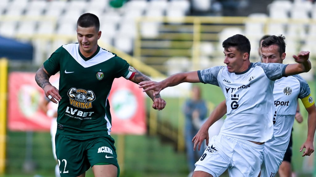 Mateusz Zukowski (l.) wechselt nach seinem Mittelfußbruch zum 1. FC Magdeburg und soll dort die Reha absolvieren.
