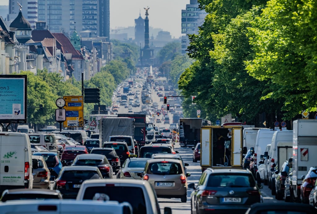 Rund 420.000 Autofahrer in Berlin rutschen möglicherweise in eine höhere Regionalklasse. (Archivbild)