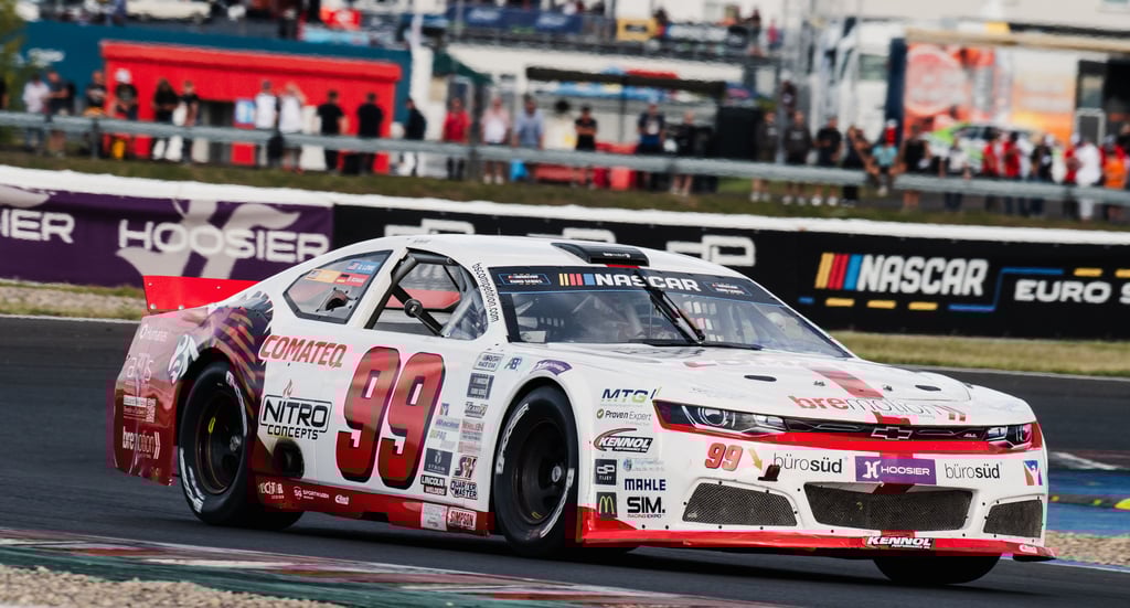 Rasant über den Asphalt: Dominique Schaak mischte auch in Most im Chevrolet Camaro mit.