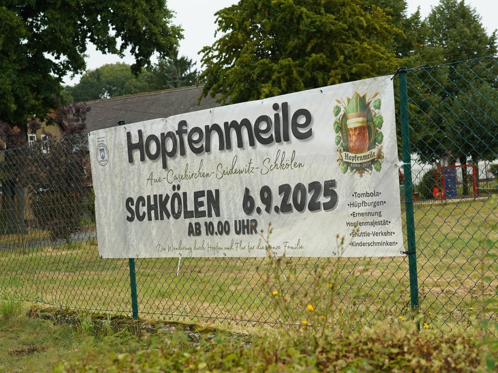 Auch in Aue im Molauer Land, wo sich Station 1 der Hopfenmeile befindet, ist ein großes Werbebanner zur Ankündigung der Veranstaltung aufgehängt worden.