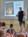 Der Kinderbuchautor Stefan Gemmel zu Gast an der Grundschule Mieste. Die Lesung hat die Schule beim Vorlesewettbewerb der Bibliothek Gardelegen gewonnen.