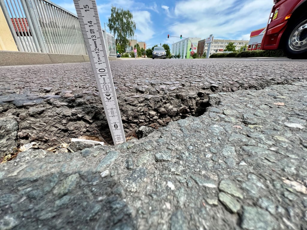 Für Schlaglöcher wie dieses in Bernburg (Salzlandkreis) ist das Geld ebenso gedacht wie für Kitas oder Krankenhäuser.