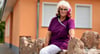 Richarda Buhle vor der Arztpraxis Petri, in der sie auch mit 72 Jahren noch arbeitet