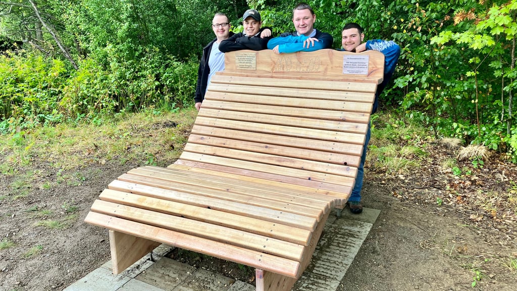 Sind stolz auf ihr Projekt: Jugendliche haben eine Liegebank für Friedrichsbrunn gebaut.
