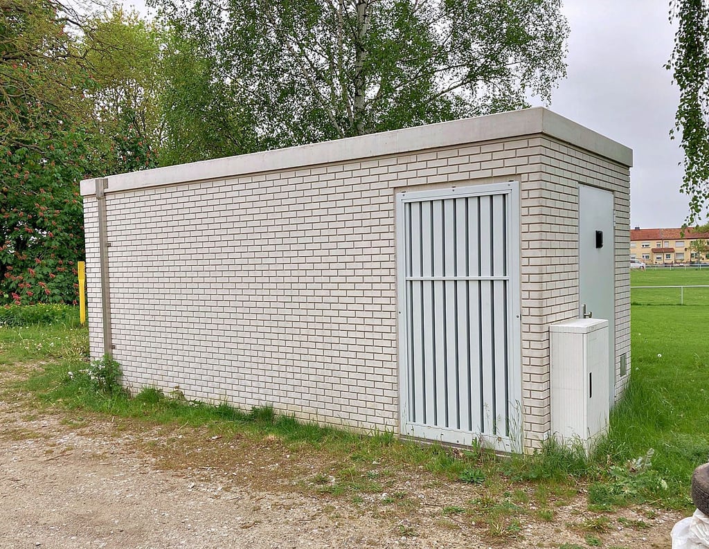 Eine Glasfaser-Verteilstation steht am Rande des Osterwiecker Angers. Hier läuft die Überlandleitung ein.