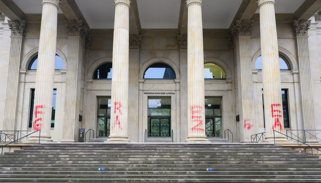 Der Landtag in Hannover war in der Nacht zum 14. September 2024 mit Parolen beschmiert worden. (Archivbild)
