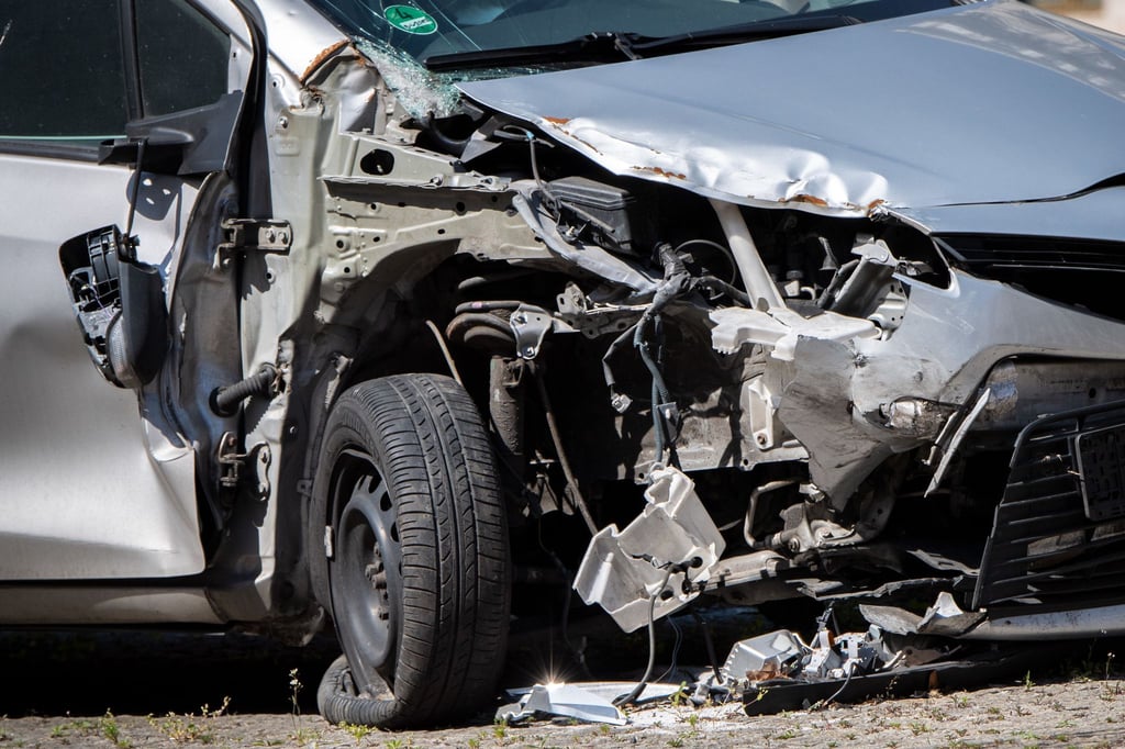 Das wird teuer: Ein Unfallschaden an einem Auto. (Symbolbild)