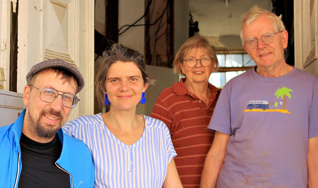 Jacob Blödow (von links) und Christiane Feller planen mit ihrer kleinen Tochter (nicht auf dem Foto) sowie Brunhilde und Franz Feller eine Hausgemeinschaft mit drei Generationen.
