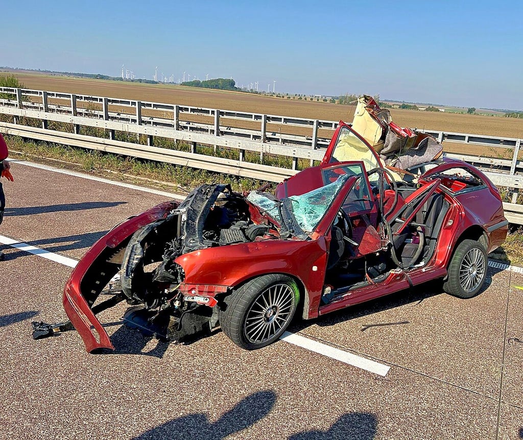 Das Autowrack vom Unfall auf der A36. Bei dem Unfall kam die Beifahrerin ums Leben.