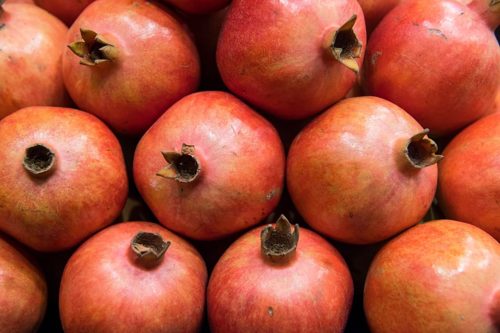 Eine raue, ledrige Schale und ein bereits deutlich trockener Blütenansatz weisen beim Granatapfel auf eine gute Reife hin.