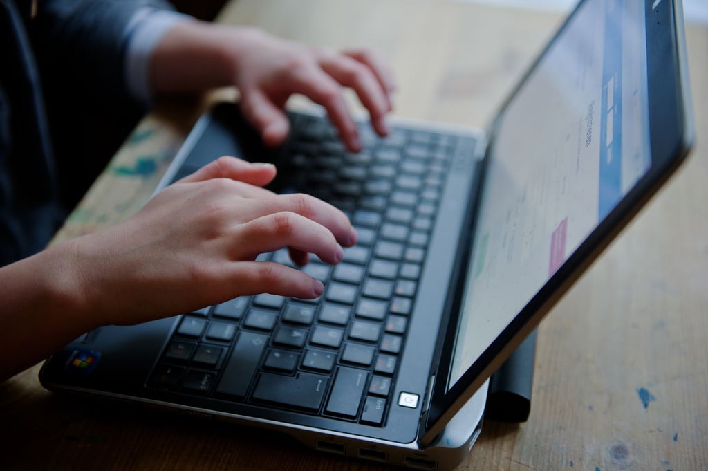 Bremen will Kinder besser vor Cybergrooming schützen. (Symbolbild)