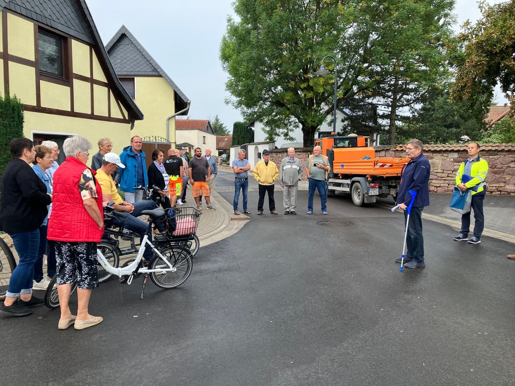 Straßeneinweihung in Berga. Bürgermeister Gunter Pabst zieht Bilanz der Baumaßnahme.