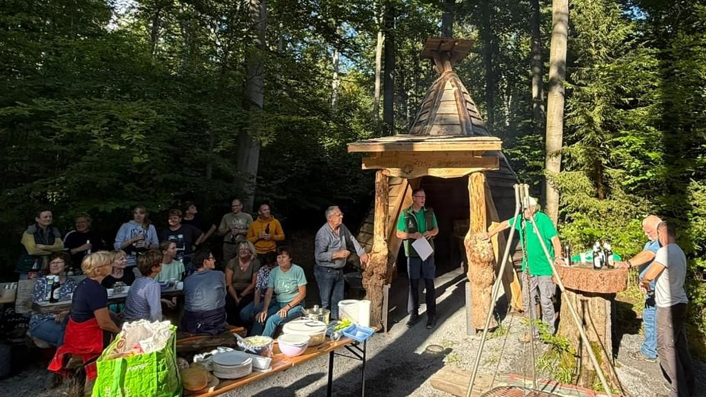 Bei der Einweihung der neuen Köhlerhütte am Rastplatz „Taubentränke“ in Friedrichsbrunn.