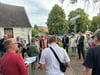 In Magdeburg-Diesdorf haben sich rund 30 Personen versammelt, um über die mögliche Fällung von Bäumen zu sprechen. Darunter Anwohner, Politiker sowie Interessenvertreter der Stadt und des LHW. 