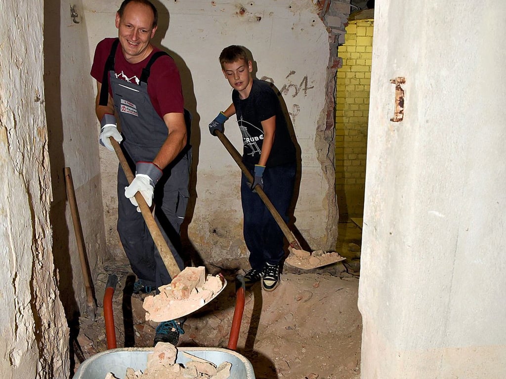 Wenn der Vater mit dem Sohne: Sebastian Thieme mit Sohn Julius (11) entsorgten Schutt im Keller des Herrenhauses.