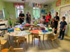 Die Kita-Kinder basteln die Deko für ihren eigenen Stand beim Dorffest in Hohenseeden.