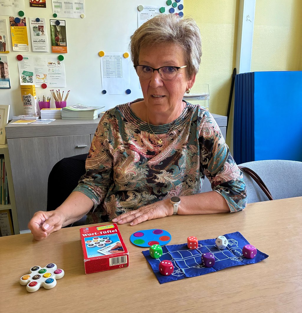 Lernspiele wie „Wort-Tüftel“ spielen die Grundschulkinder in Hohenmölsen mit Lernpatin Sylvia Neef besonders gern.