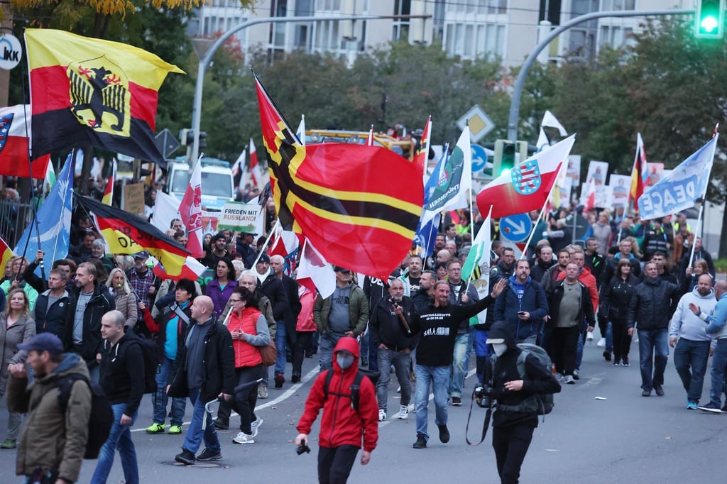 In der Vergangenheit wurde etwa bei Demonstrationen gegen Maßnahmen in der Corona-Pandemie staatliche Symbole in verunglimpfender Weise genutzt. (Archivbild)