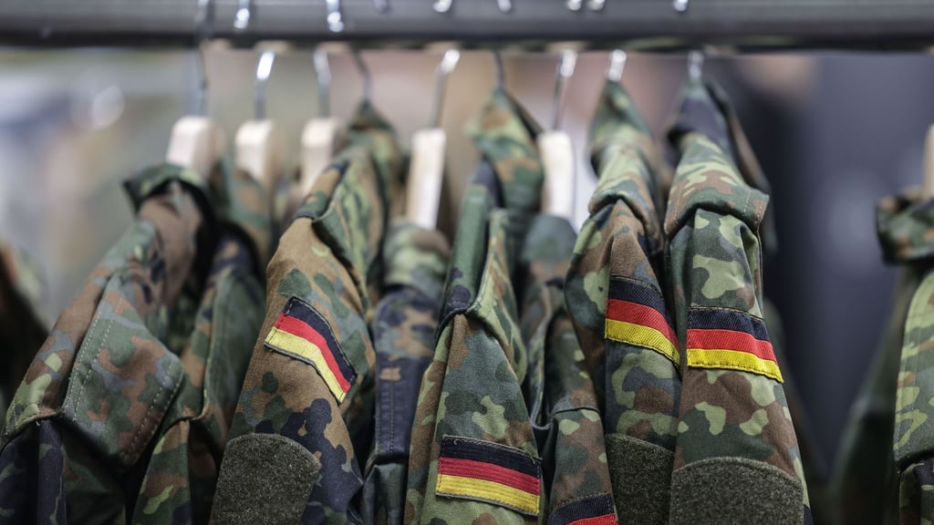 Drei Viertel aller extremistischen Verdachtsfälle bei der Bundeswehr kommen aus dem Bereich Rechtsextremismus. (Archivbild)