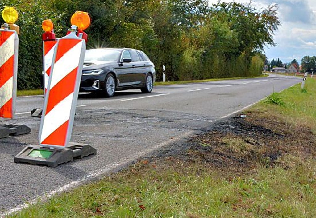 Auf der Kreisstraße zwischen Elbenau und Grünewalde soll es in der Nacht zu Dienstag zu einer Explsion in einem Auto gekommen sein. Die Feuerwehren aus Schönebeck und Elbenau waren im Einsatz; die Polizei ermittelt.