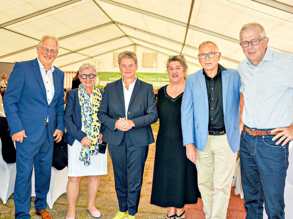 Der amtierende Geschäftsführer der Oskar-Kämmer-Schule Ingolf Fölsch, die ehemalige Geschäftsführerin und Verwaltungsratsvorsitzende Doris Masurek, die Ministerin für Infrastruktur und Digitales, Lydia Hüskens, Schulleiterin Elke Atzler sowie die amtierenden Geschäftsführer Rüdiger Schmidt und Andreas Schraknepper (von links) würdigten die Entwicklung des Schulstandortes. Andreas Schraknepper hatte die Schule damals mit auf den Weg gebracht und begleitet.