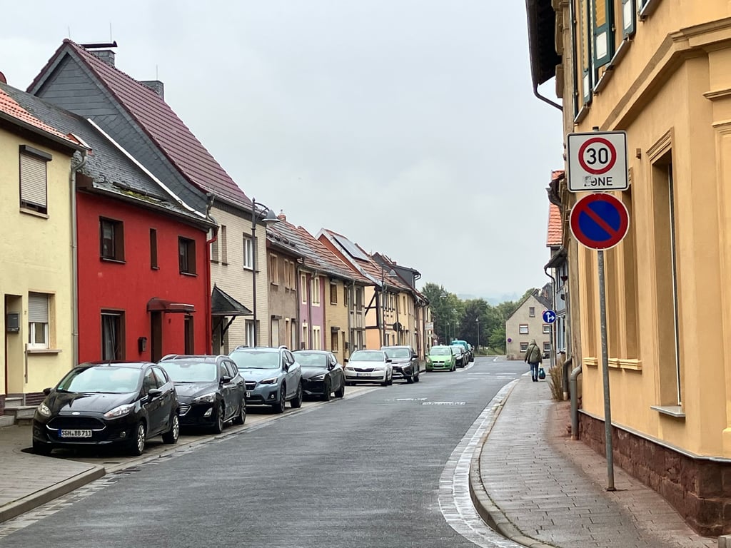 Laut Verkehrsschild soll in der Langen Straße in Kelbra nur in den Parkbuchten geparkt werden. Das sehen manche Anlieger anders.