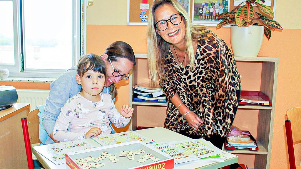 Die Lindauer Lehrerin Kerstin Wiench (r. ) stand Isabelle Wicha und ihrer Tochter Frieda, die aus Zerbst gekommen waren, um sich die Grundschule An der Burg anzuschauen, für Fragen zur Verfügung.