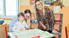 Die Lindauer Lehrerin Kerstin Wiench (r. ) stand Isabelle Wicha und ihrer Tochter Frieda, die aus Zerbst gekommen waren, um sich die Grundschule An der Burg anzuschauen, für Fragen zur Verfügung. 