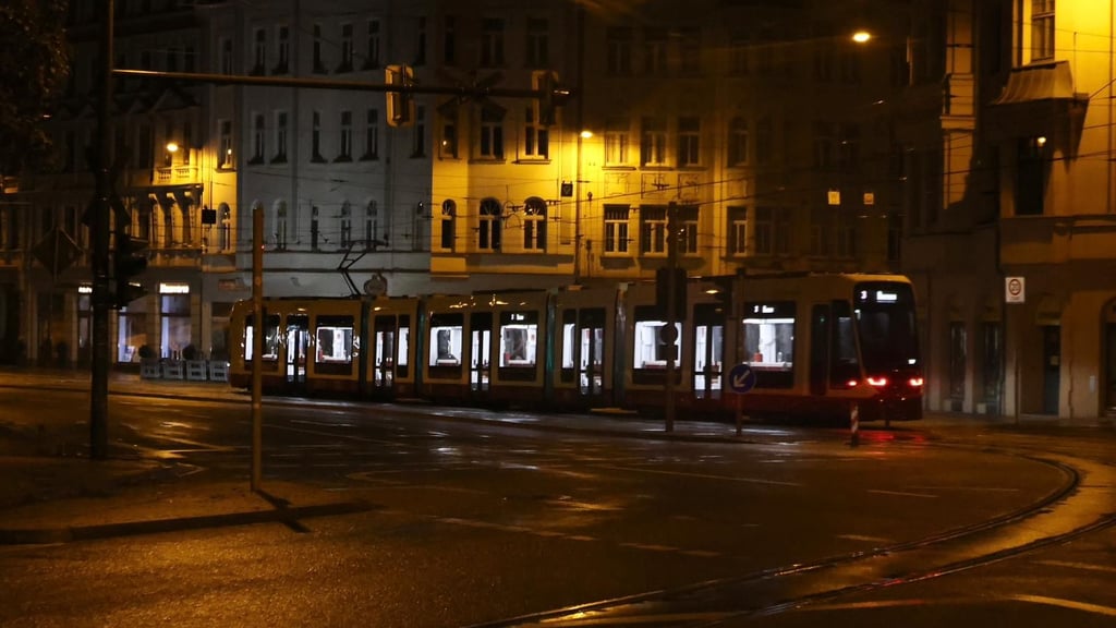 Premiere: Die erste Tina-Straßenbahn in Halle ist am Dienstagmorgen in den Liniendienst gestartet.