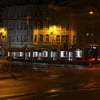 Premiere: Die erste Tina-Straßenbahn in Halle ist am Dienstagmorgen in den Liniendienst gestartet.