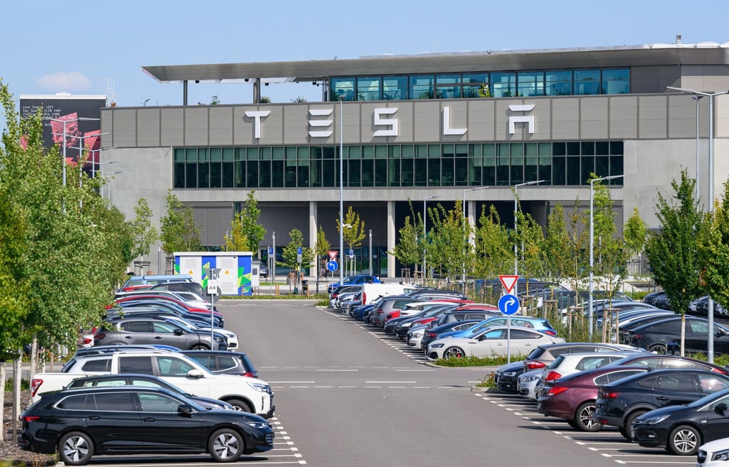 Im Tesla-Werk in Grünheide in Brandenburg starten 45 Azubis und 17 duale Studenten. (Archivbild)